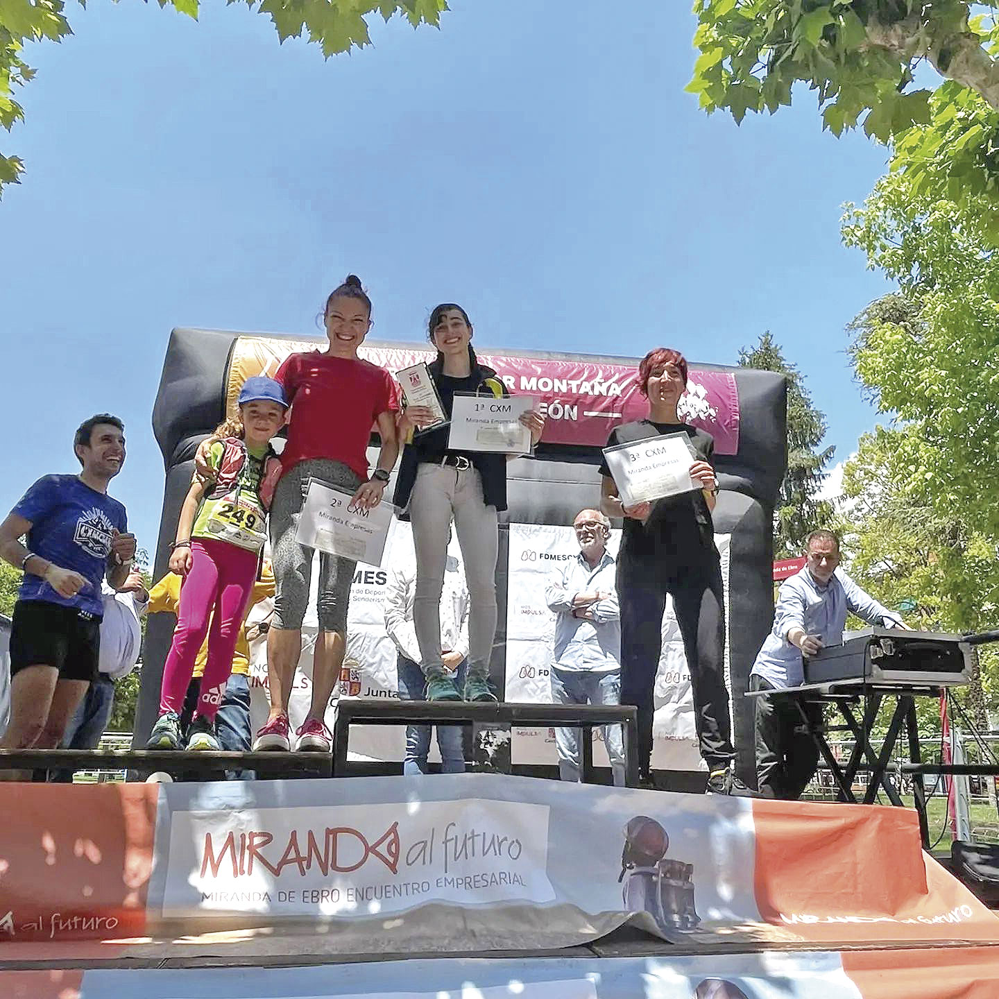Claudia Corral, en el centro del podio. / E.A.