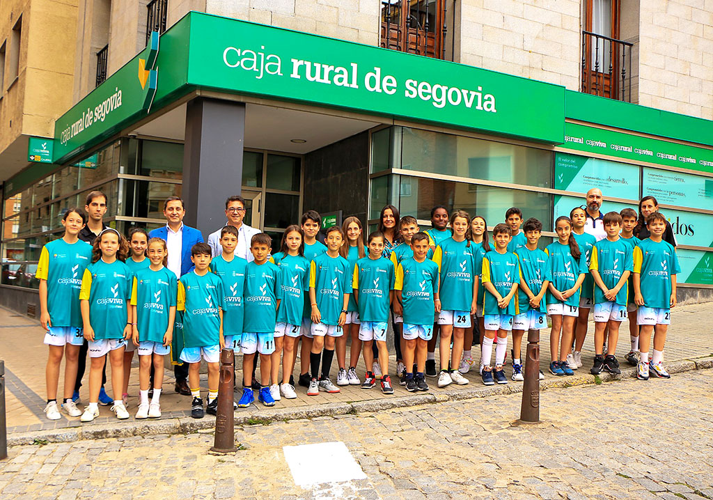 Los integrantes de las selecciones segovianas, en la oficina principal de Caja Rural./ E.A.