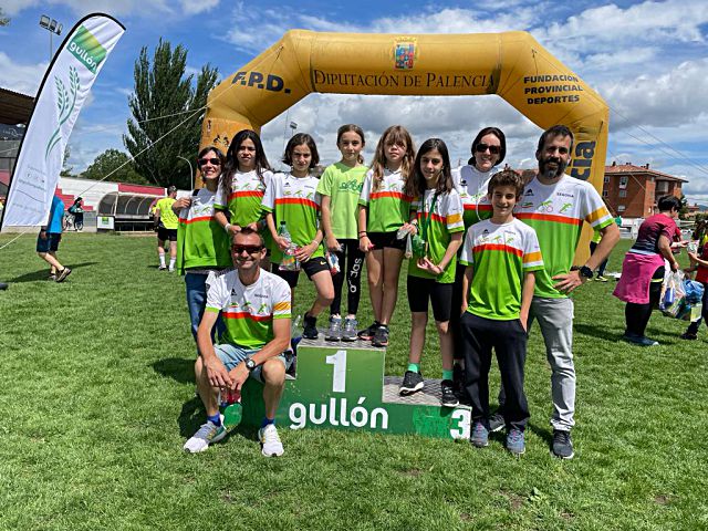 Triatletas segovianos en el podio de Aguilar de Campoo./ LACERTA