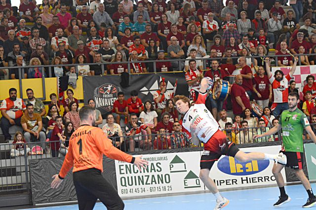 Paco Bernabéu culmina una contra durante el partido ante el Puerto Sagunto./ AMADOR MARUGÁN