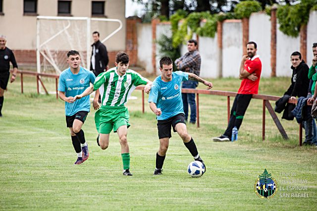 Imagen del encuentro jugado por el CD El Espinar y el CD Cantimpalos./ UD EL ESPINAR