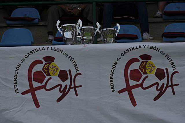 Réplicas de los trofeos que se entregarán tras la final de la Copa Delegación Provincial./ KAMARERO
