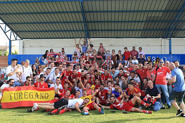 Jugadores y aficionados del Turégano celebran en Villaralbo su clasificación para la pasada Copa del Rey./ LA OPINIÓN