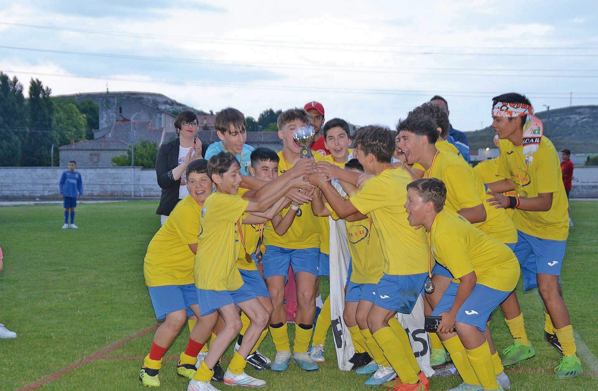 El CD Íscar celebra el campeonato infantil./ CD CUÉLLAR