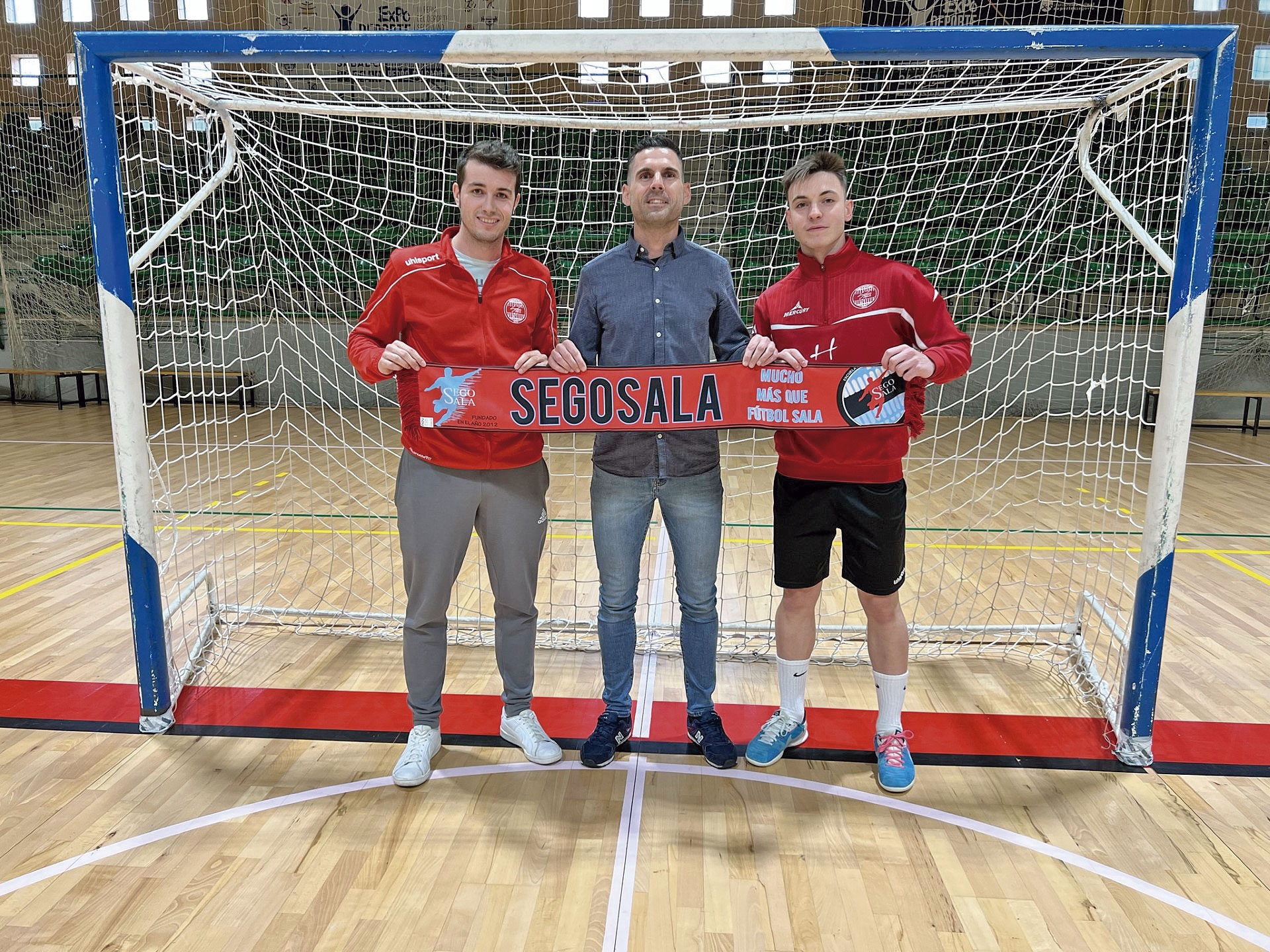 César Marugán (i) y Pablo Portal (d) junto al presidente del club./ CD SEGOSALA