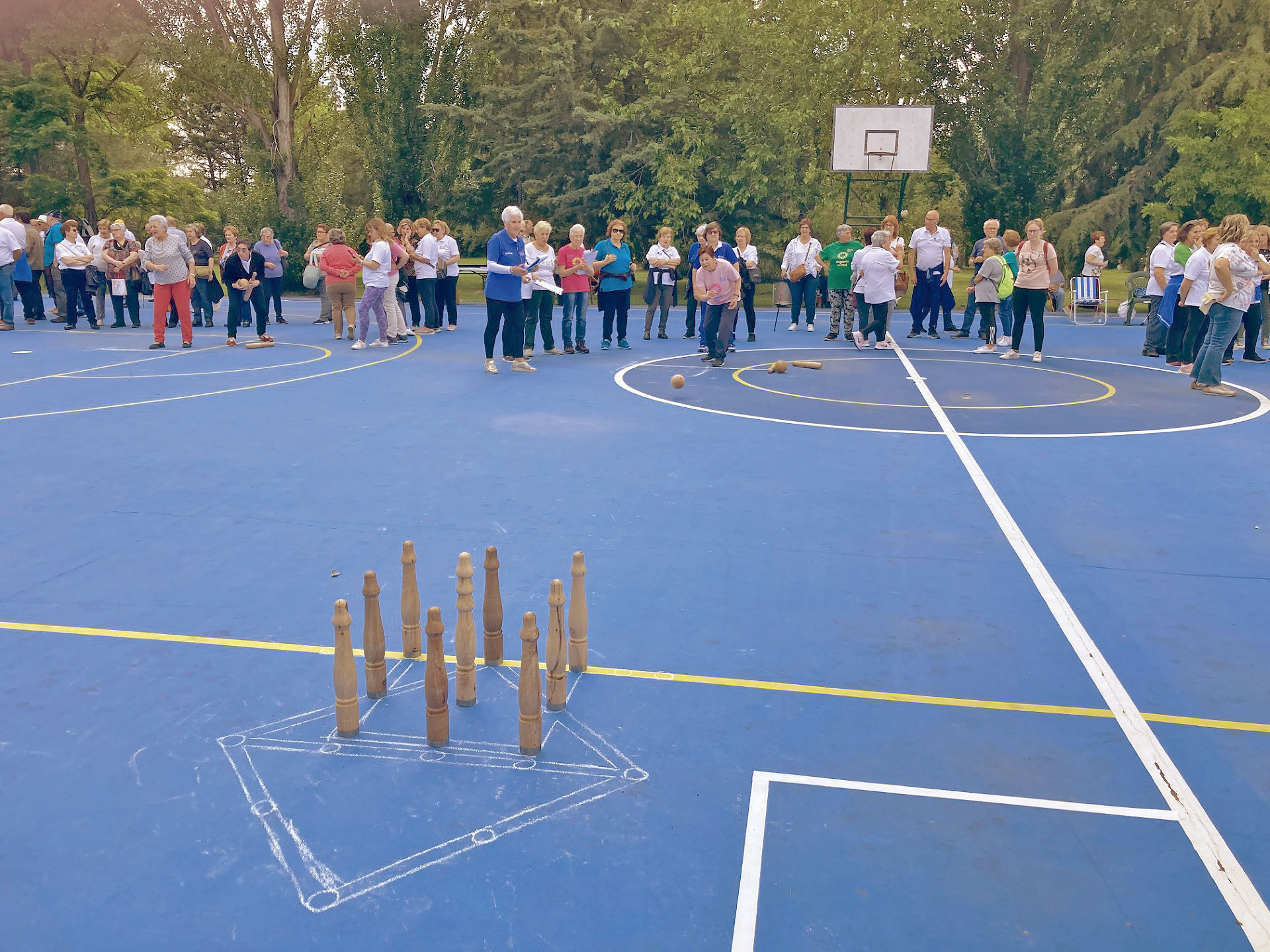Imagen de la pista polideportiva de Sanchonuño durante la competición de bolos. / DIPUTACIÓN