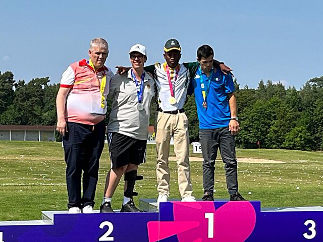 Israel Goya, primero por la izquierda, en el podio con los ganadores de la competición./ E.A.