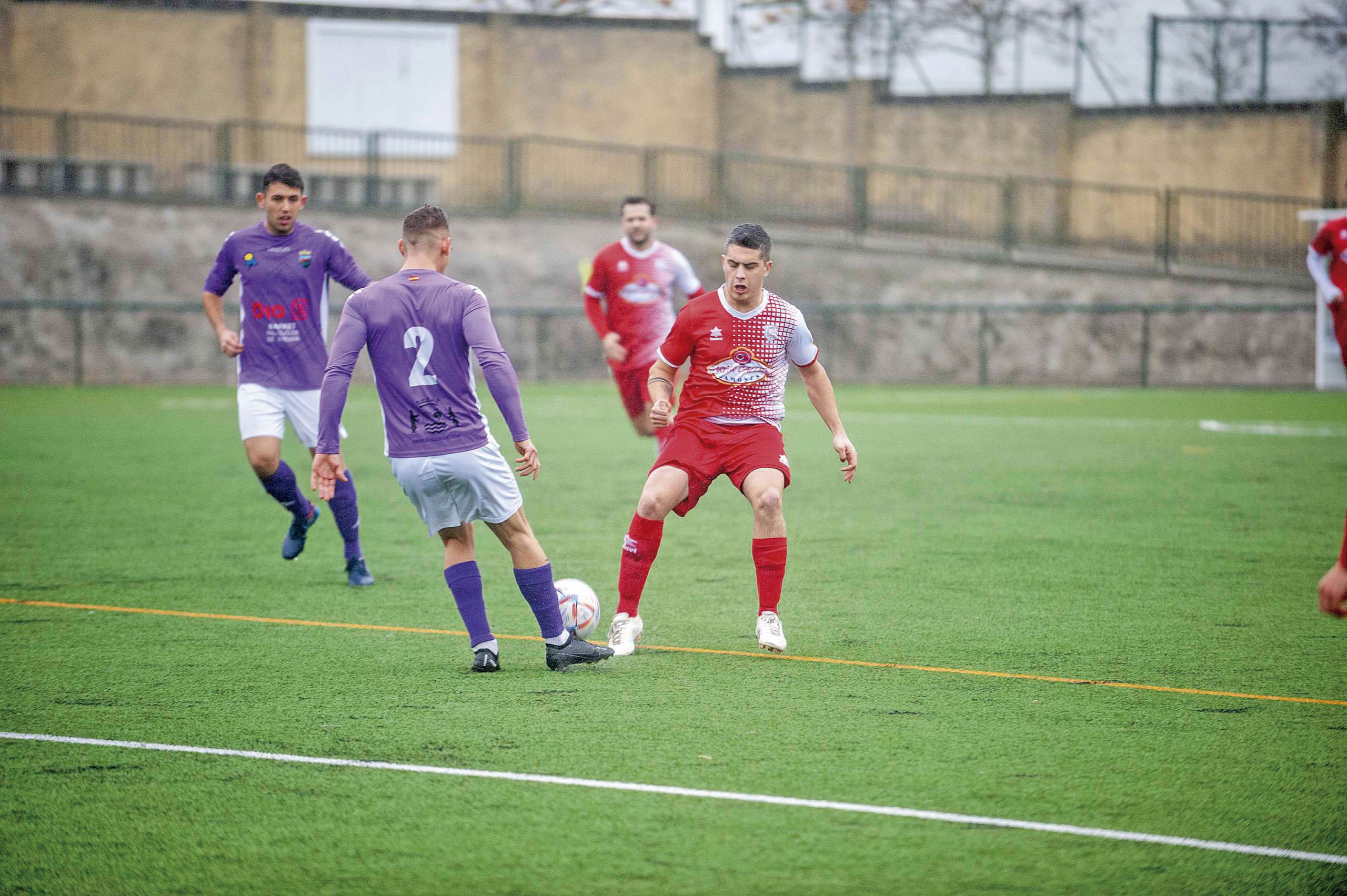 Imagen de un partido disputado por el Monteresma y Carbonero./ KAMARERO