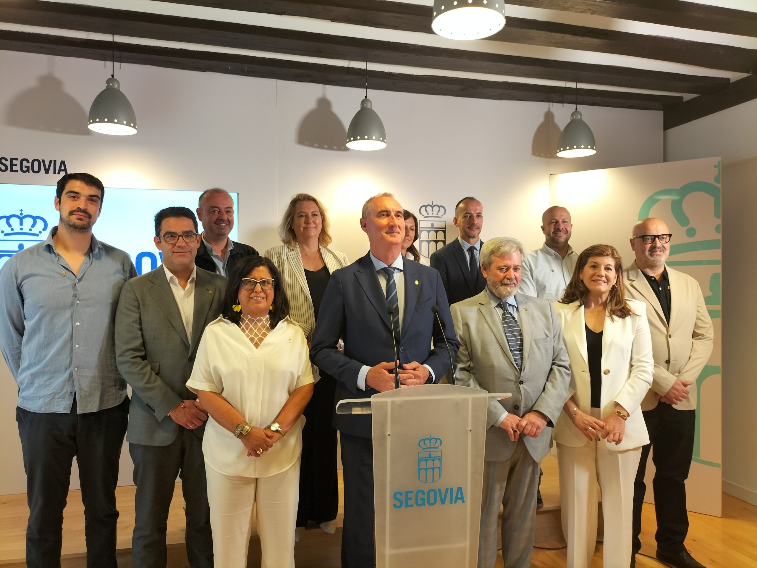 El alcalde José Mazarías , con los once concejales que forman el nuevo equipo de gobierno municipal, en la presentación oficial de ayer.