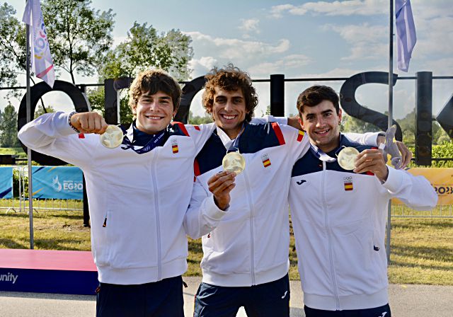 David Llorente, en el centro, junto a Pau Echániz y Miquel Travé tras la entrega de premios de los Juegos Europeos en la modalidad de slalom. / RFEP