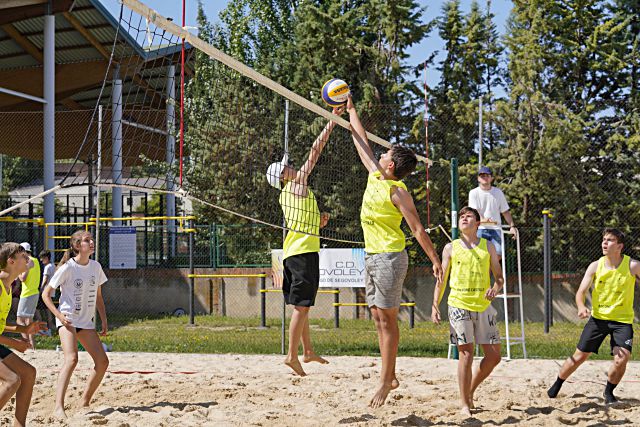 Uno de los encuentros jugado en la pista de voley playa del Complejo Deportivo Carlos Melero. / M.A. FERNÁNDEZ