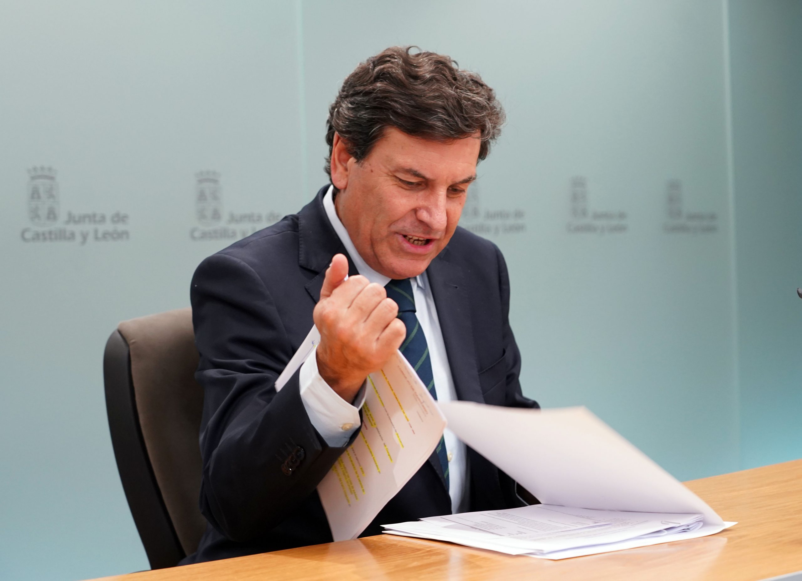 El Consejero de Economía y Hacienda, ayer, en la rueda de prensa posterior al Consejo de Gobierno. / Rubén Cacho