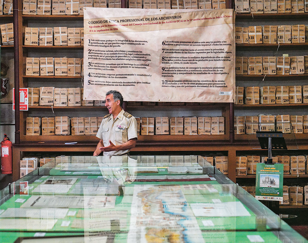 El subteniente Enrique Gallego Lázaro, comisario de la exposición, ha guiado esta mañana por su contenido durante el acto inaugural. / Miguel Ángel Fernández