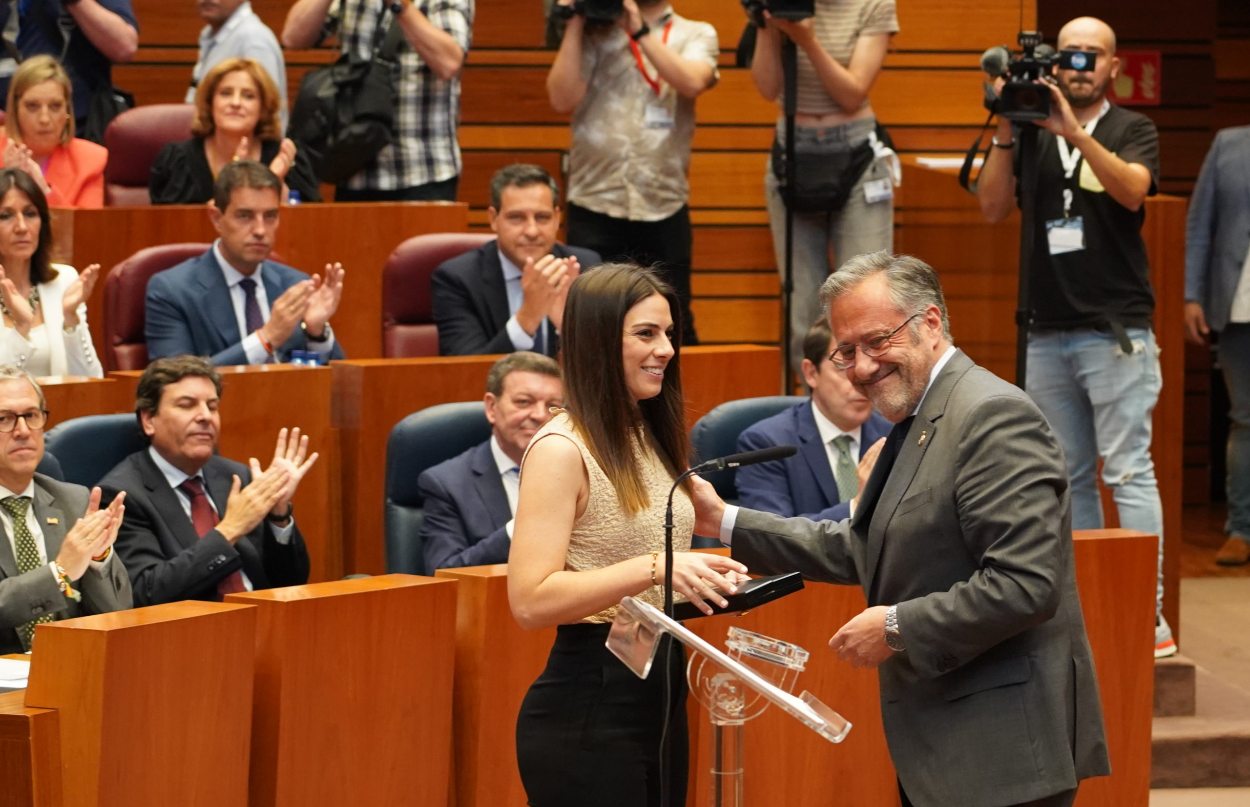 Elena Rincón toma posesión como nueva procuradora del PP por Segovia. / RUBÉN CACHO - ICAL