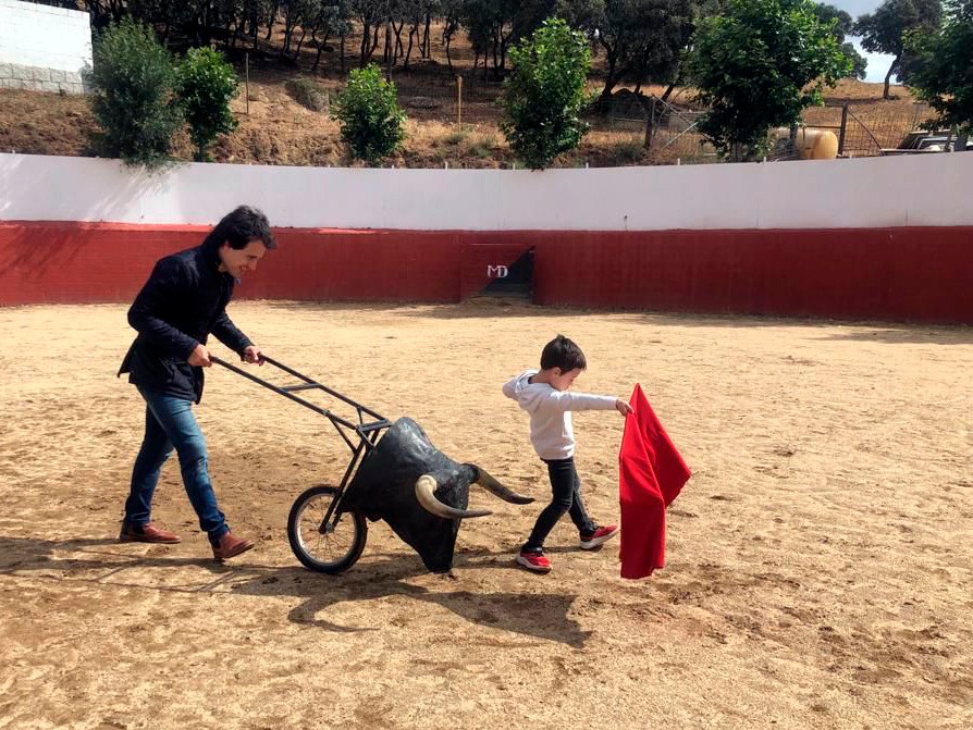 El novillero Eusebio Fernández y un niño, aprendiendo a torear./ FVB