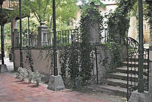 Acceso al jardín desde el palacio. JMS.