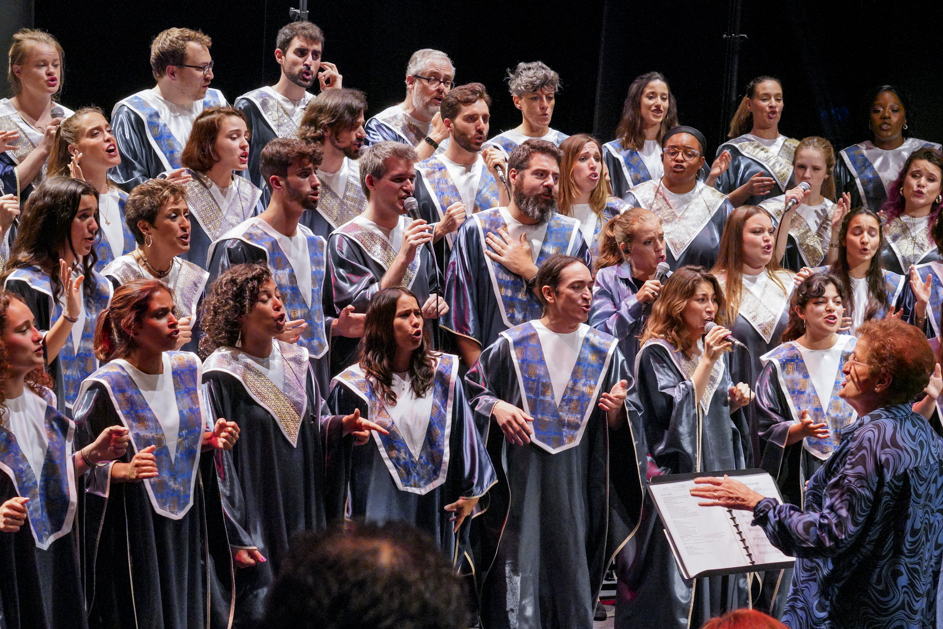 Un momento del recital del Coro Gospel de Madrid, ayer en el Teatro Juan Bravo. / Miguel Angel Fernández
