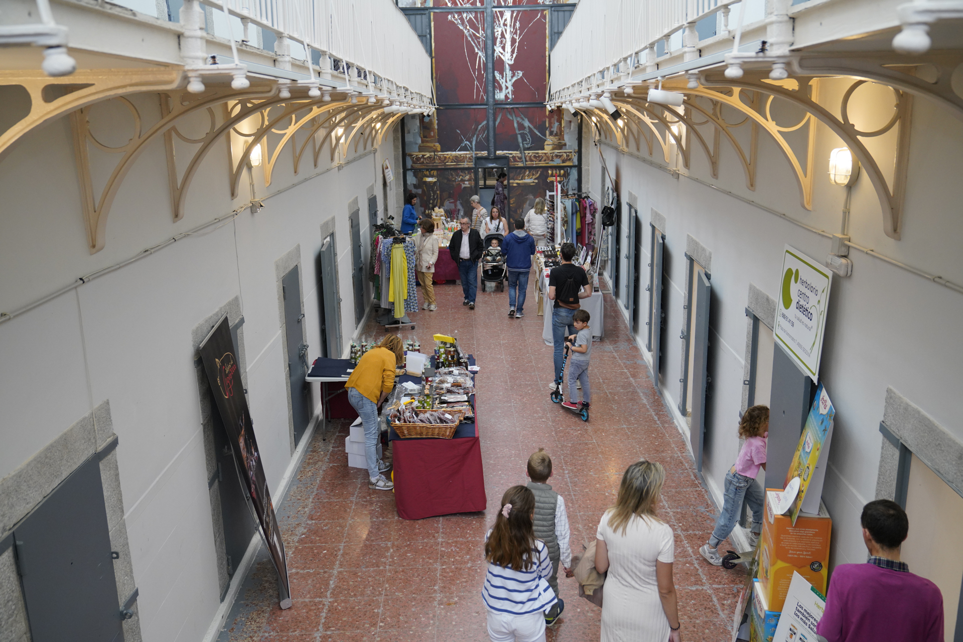 Puestos de la feria en una de las galerías de La Cárcel_Centro de Creación. / Miguel Angel Fernández