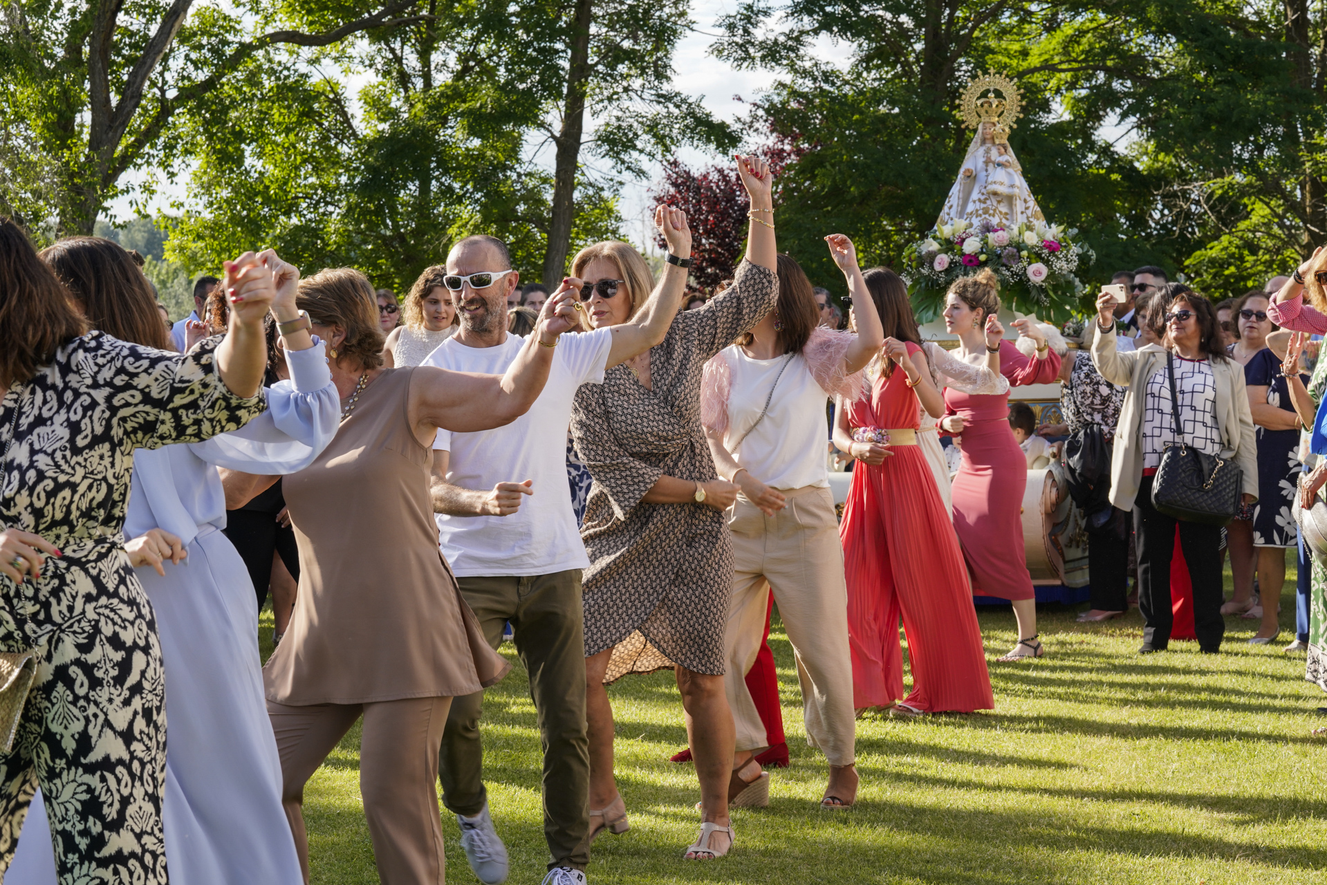 La pradera donde se encuentra la ermita blanca de Nuestra Señora de la Aparecida se llenó de romeros ayer para celebrar la fiesta grande de la patrona de la localidad. / Miguel Angel Fernández