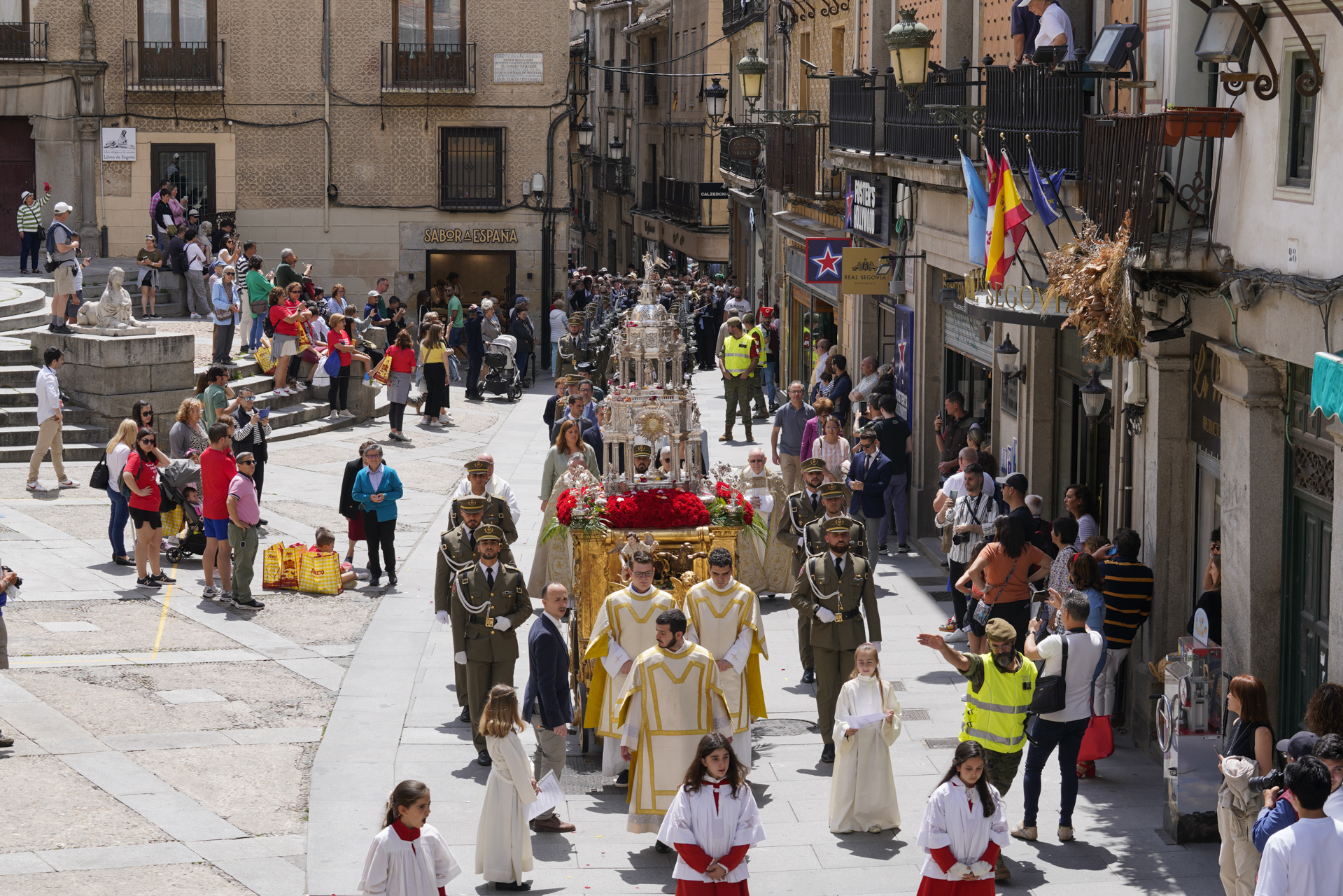 La procesión del Corpus Christi de Segovia, en el tramo de la Calle Real, de vuelta a la Catedral. / Miguel Ángel Fernández