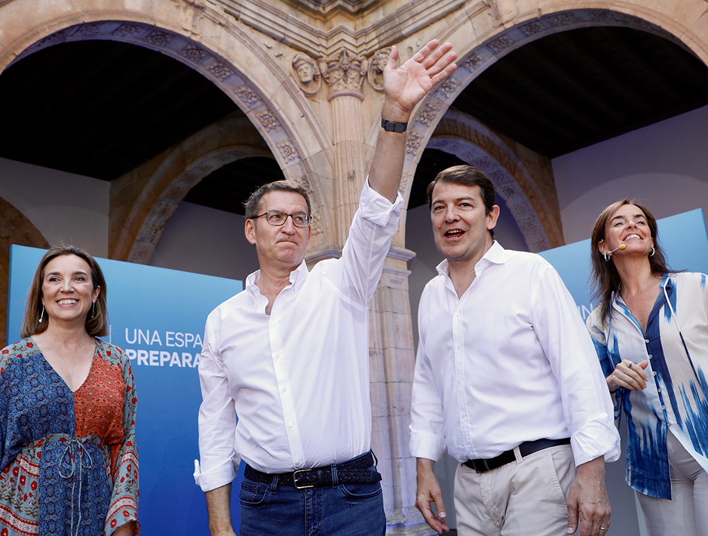 Mañueco reivindica la “utilidad y eficacia” de su gobierno 1 Fernández Mañueco, a la derecha junto a Feijóo y Cuca Gamarra en el acto de Salamanca.