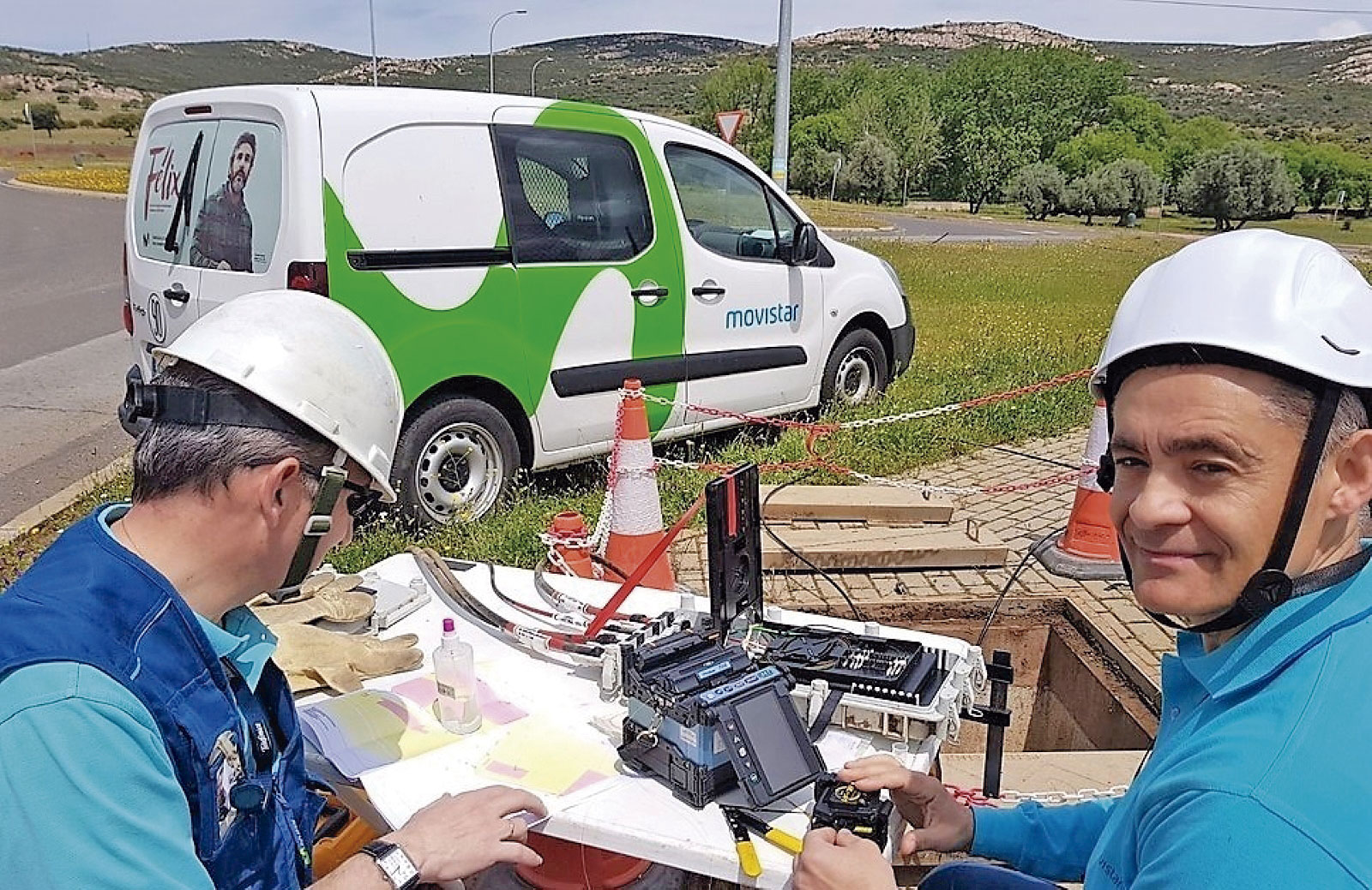 Operarios comprobando la velocidad de la fibra óptica. / EL ADELANTADO