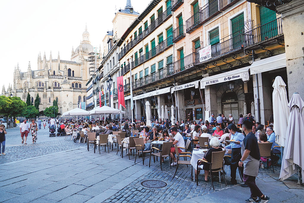 Terrazas de hostelería, en la Plaza Mayor de Segovia. / Miguel Ángel Fernández