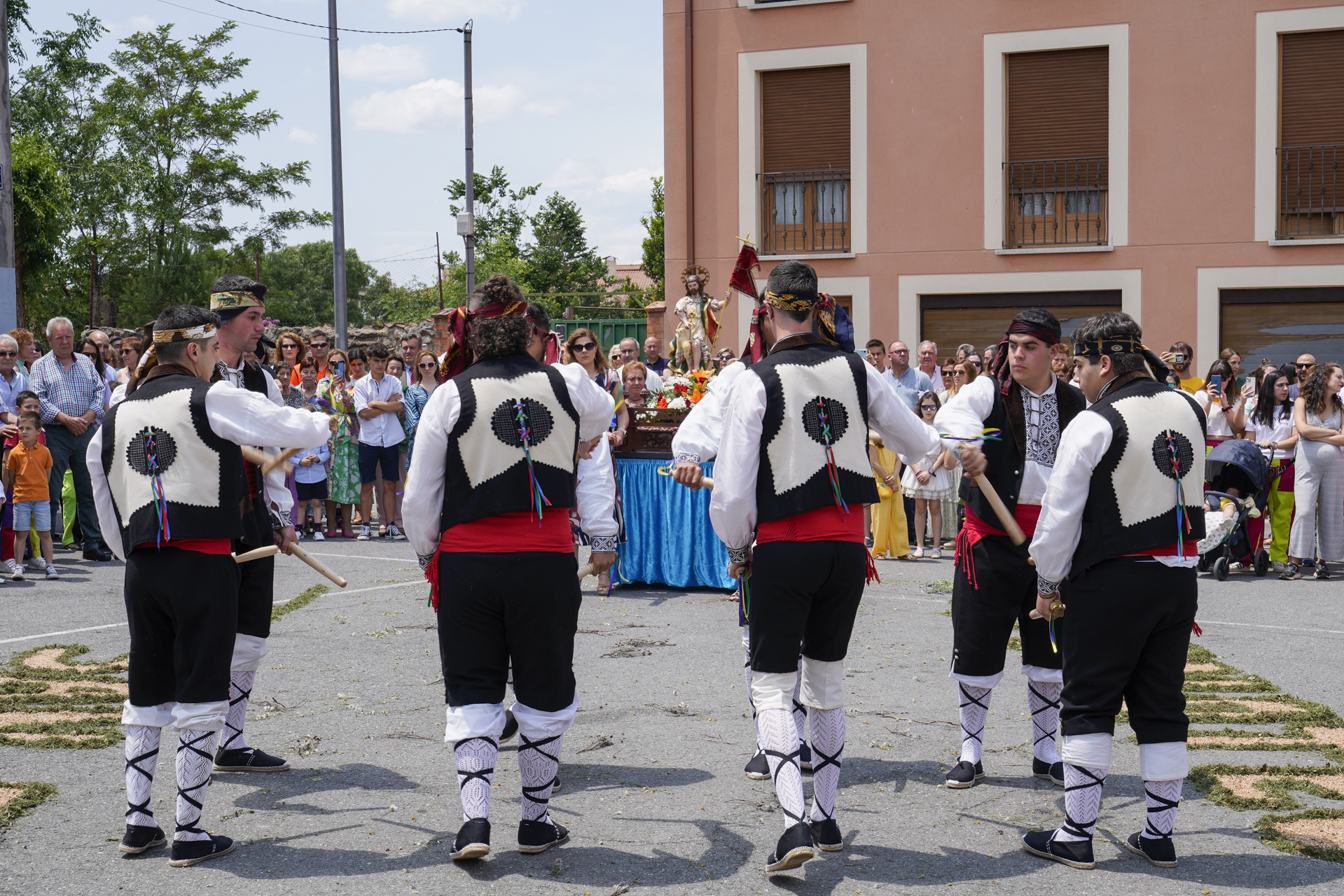 Los jóvenes del pueblo ofrecen su danza de paloteo al Santo. / Miguel Ángel Fernández