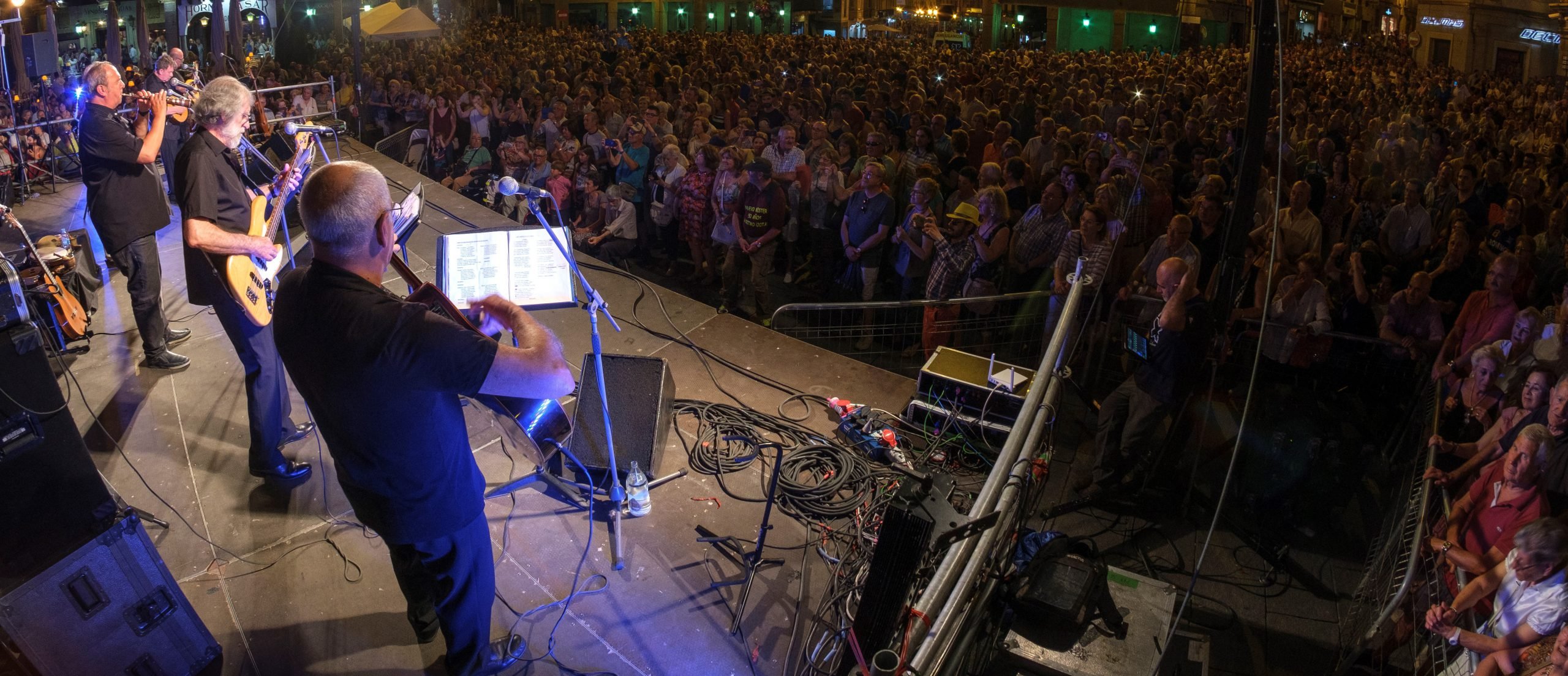 El Azoguejo recibirá nuevamente a centenares de personas por el concierto que ofrecerá Nuevo Mester de Juglaría esta noche a partir de las 22 horas. La imagen es del 29 de junio de 2019. / Kamarero