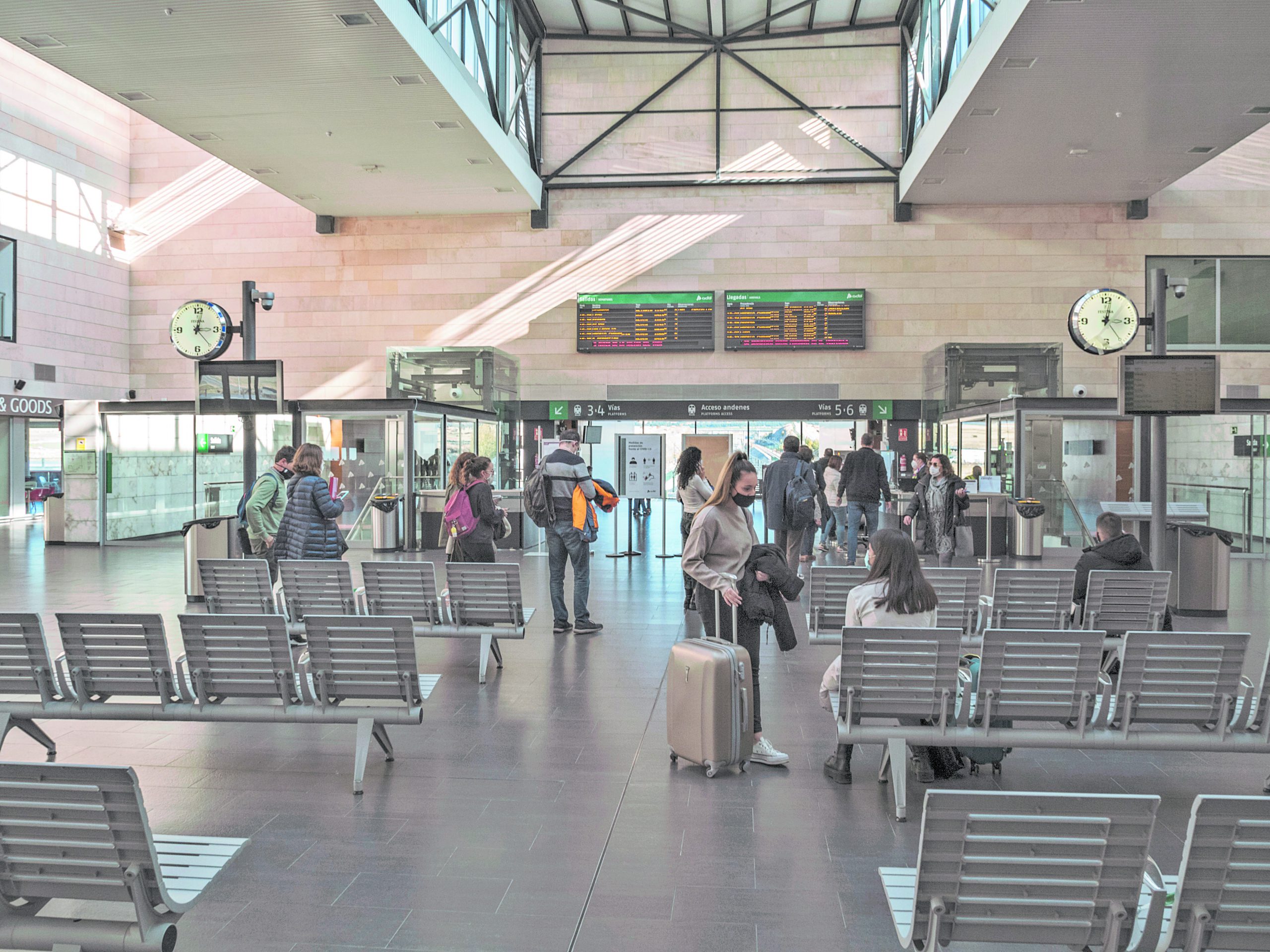 De aquellos días en que el PSOE votaba contra la llegada del AVE a Segovia (y II) 2 Interior de la Estación Guiomar de Segovia.