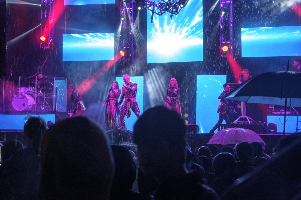 Elvira Sastre da el pregón de las fiestas de Segovia y La MODA ofrece el concierto inaugural 3 Actuación de La Huella durante las pasadas fiestas de San Juan y San Pedro.