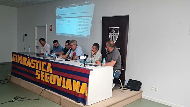 La mesa presidencial, desglosando las partidas de ingresos y gastos de la pasada campaña./ JUAN MARTÍN-G. SEGOVIANA