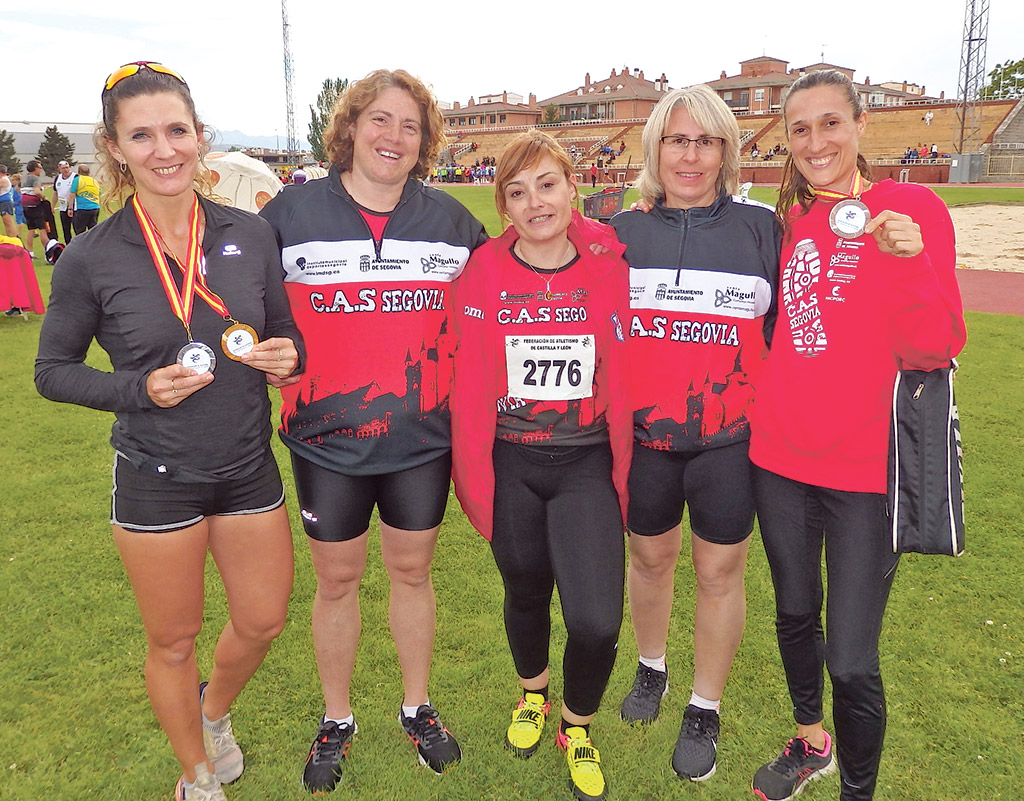 Atletas del CAS Ciudad de Segovia tras lograr varias medallas en el Autonómico máster./ CAS CIUDAD DE SEGOVIA