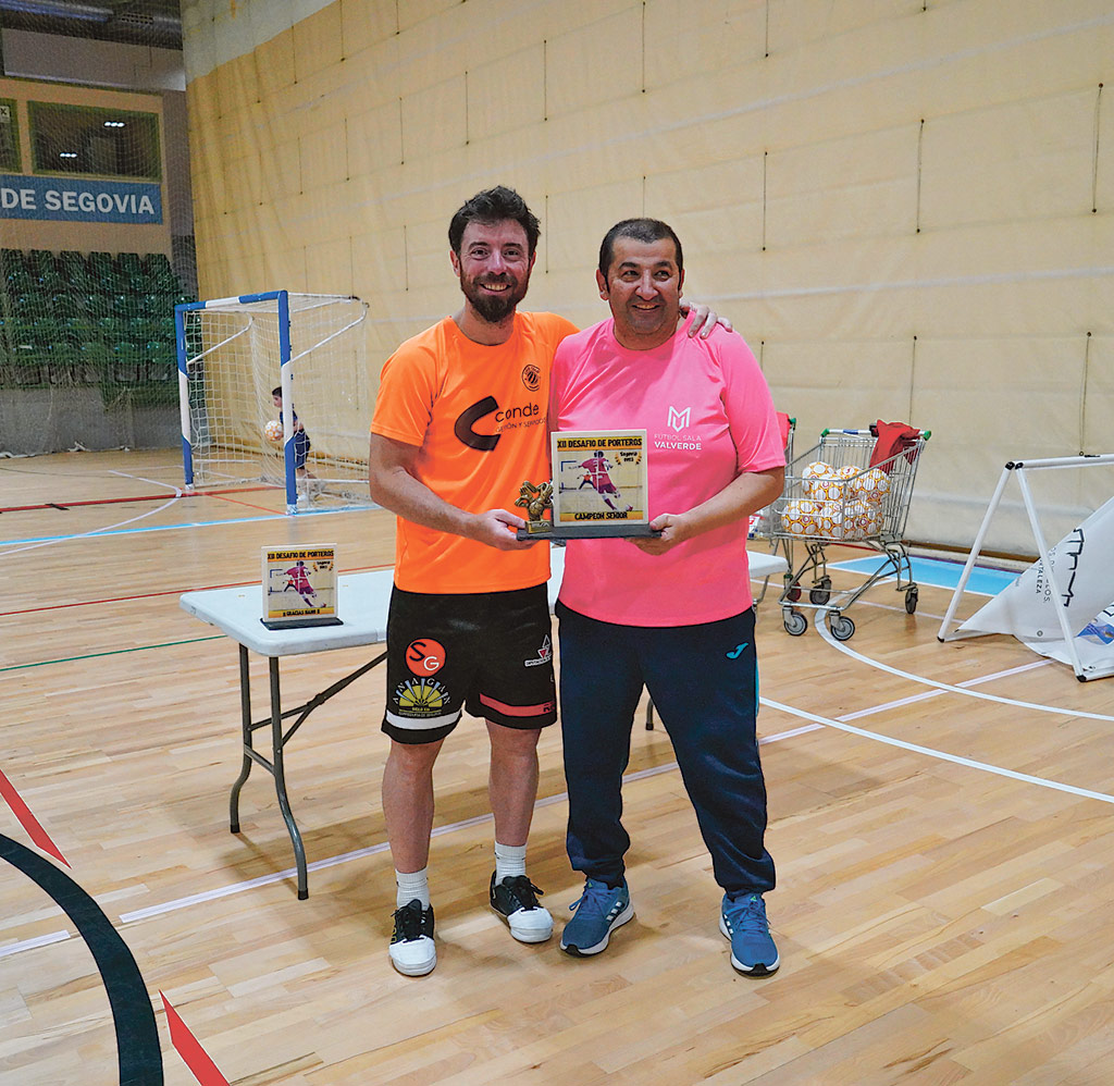 Nano recibe de manos de César Arcones el premio al ganador del Desafío de los Porteros. / MIGUEL ÁNGEL FERNÁNDEZ