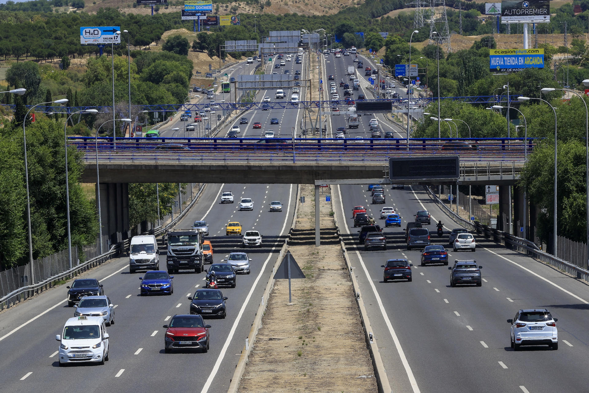 Circulación por una autovía ayer al mediodía. / EFE / Zipi