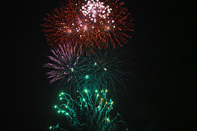 Uno de los juegos de colores de los Fuegos Artificiales de la medianoche del jueves al viernes. / Miguel Ángel Fernández