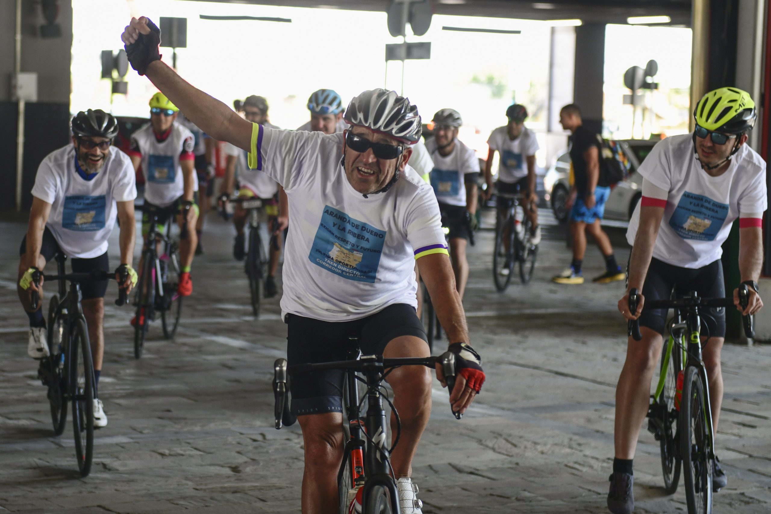 MADRID, 24/06/2023.- Llegada a la estación de Chamartín de Madrid, de la marcha ciclista que ha partido desde Aranda de Duero (Burgos), para reivindicar la reapertura y puesta en funcionamiento de la línea de ferrocarril 102, el tradicional Directo, cerrada desde que en 2011 un derrumbe en el túnel de Somosierra dejó varada allí una bateadora que aún no ha sido retirada. EFE/ Victor Lerena