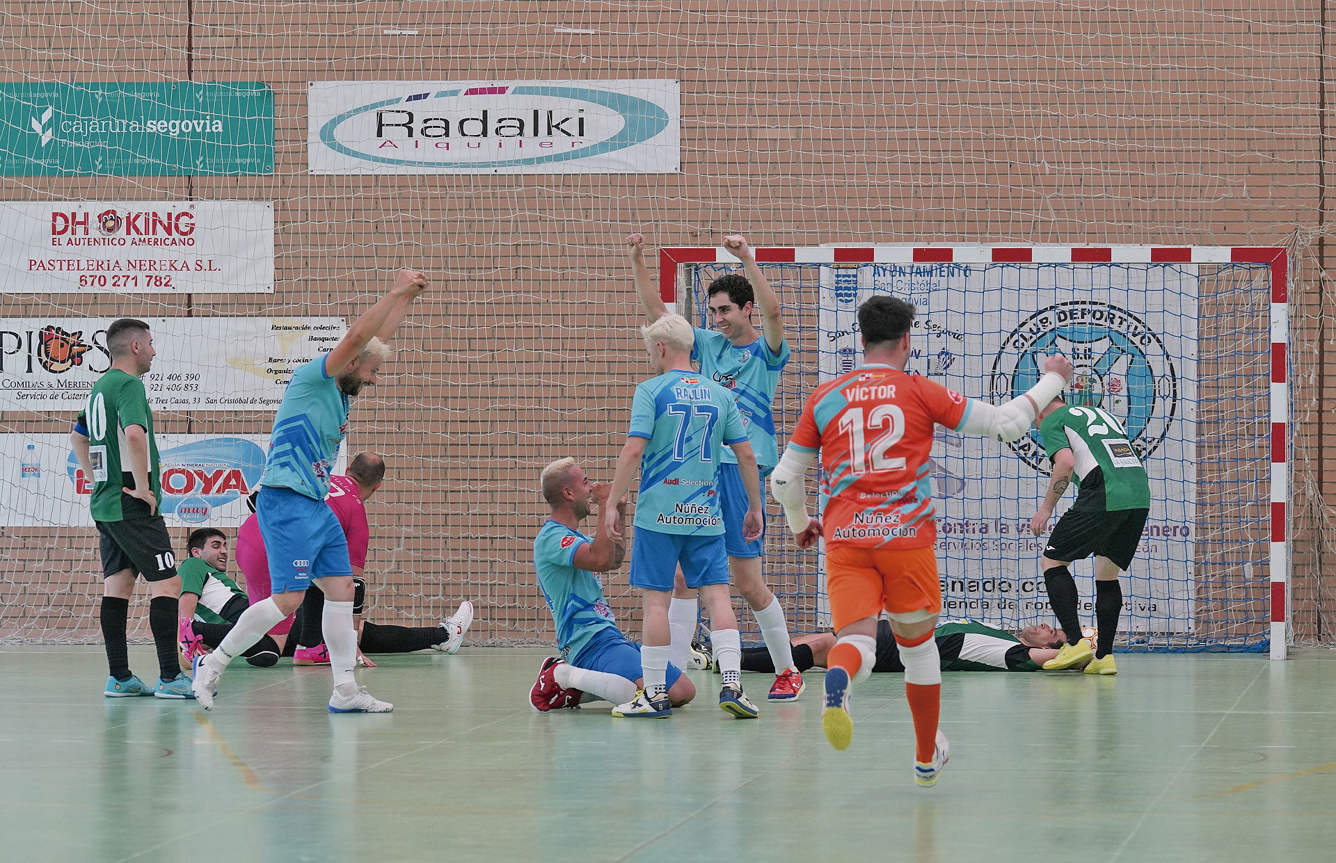 Alvarito comienza a celebrar el cuarto gol marcado por el San Cristóbal ante La Folía./ MIGUEL ÁNGEL FERNÁNDEZ