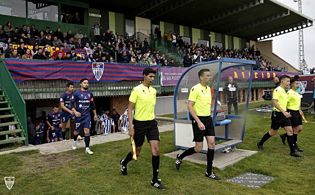Los jugadores de la Segoviana salen al campo antes de jugar frente al Recreativo./ JUAN MARTÍN-G. SEGOVIANA