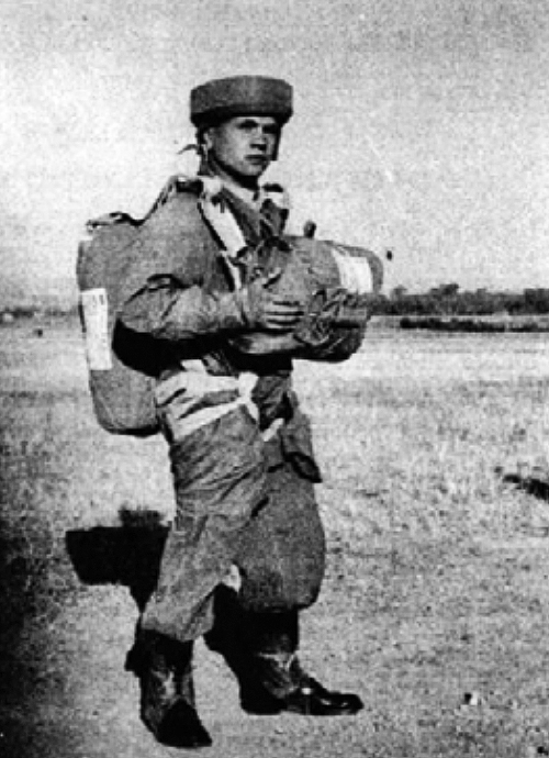 Félix Rodrigo: recorrer el mundo y elegir “la Nava”, una vida de libro 3 Instantánea de Félix en el ejército.