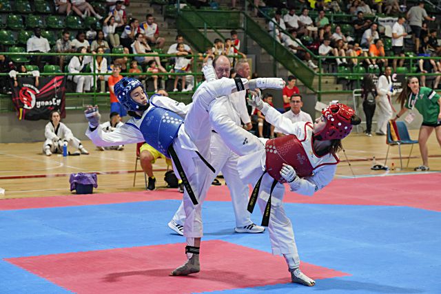 Dos competidoras, intentando puntuar durante un combate. / MIGUEL ÁNGEL FERNÁNDEZ