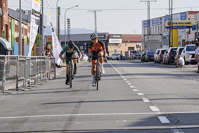 Álvaro Domínguez, entrando un metro por delante de Gabriel Díaz en la meta. / MIGUEL ÁNGEL FERNÁNDEZ