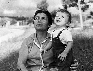 Félix Rodrigo: recorrer el mundo y elegir “la Nava”, una vida de libro 4 Su mujer y su hijo.
