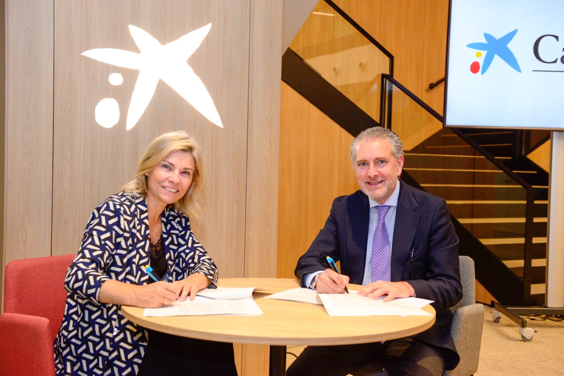 Belén Martín, de CaixaBank, y Andrés Ortega, de FES. / EL ADELANTADO