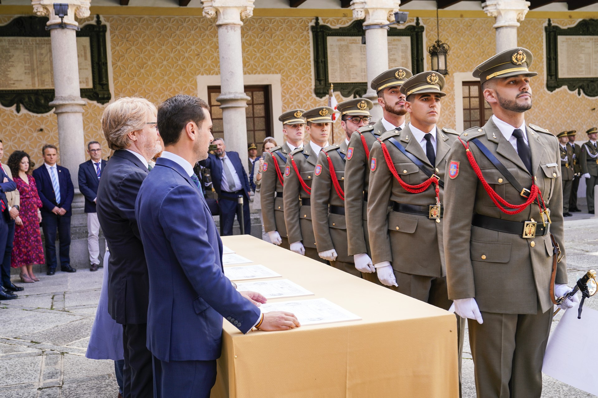 Entrega de reconocimientos durante el acto militar. / MIGUEL ÁNGEL FERNÁNDEZ