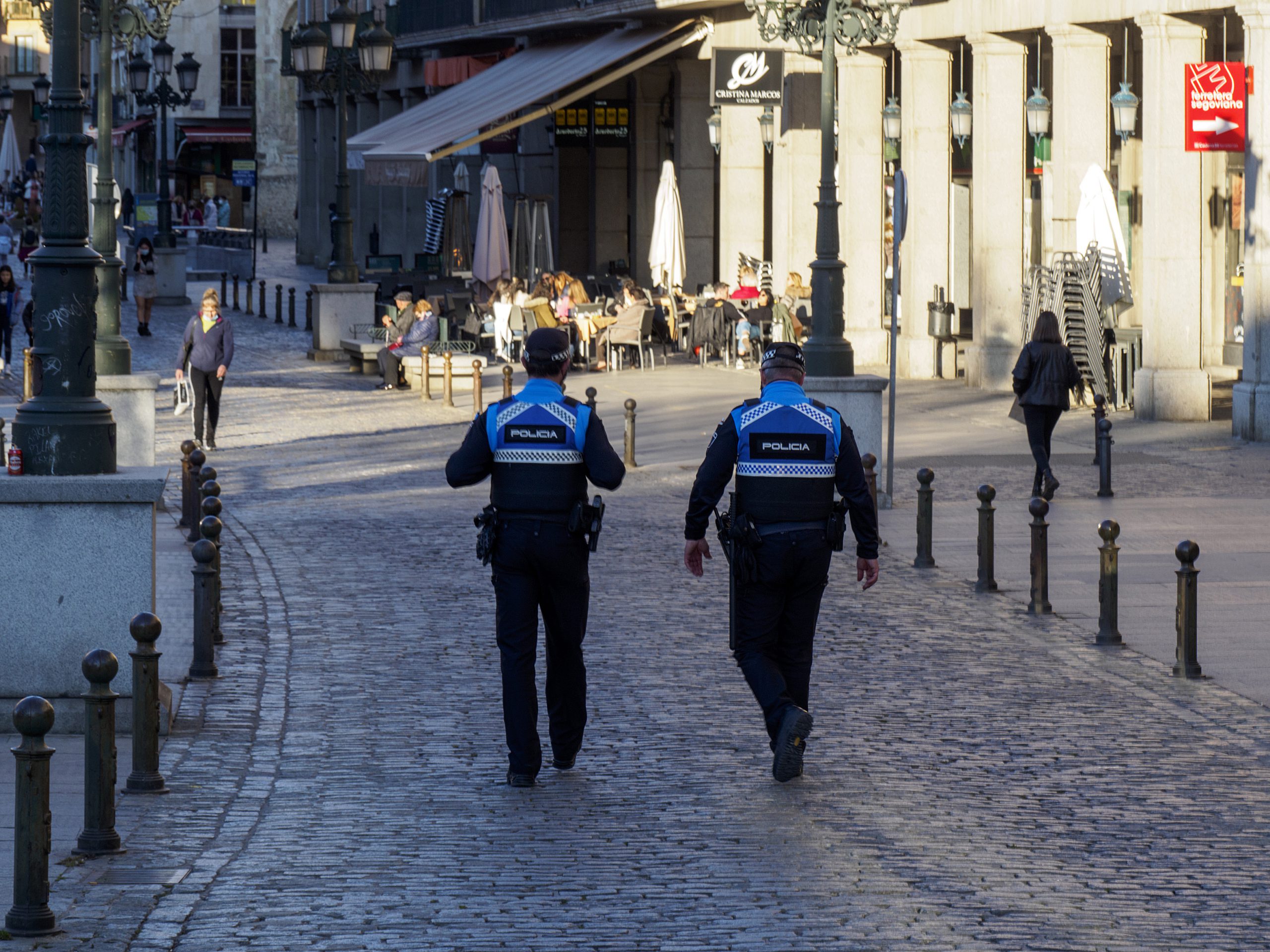 Agentes de Policía Local, en la avenida del Acueducto. / KAMARERO