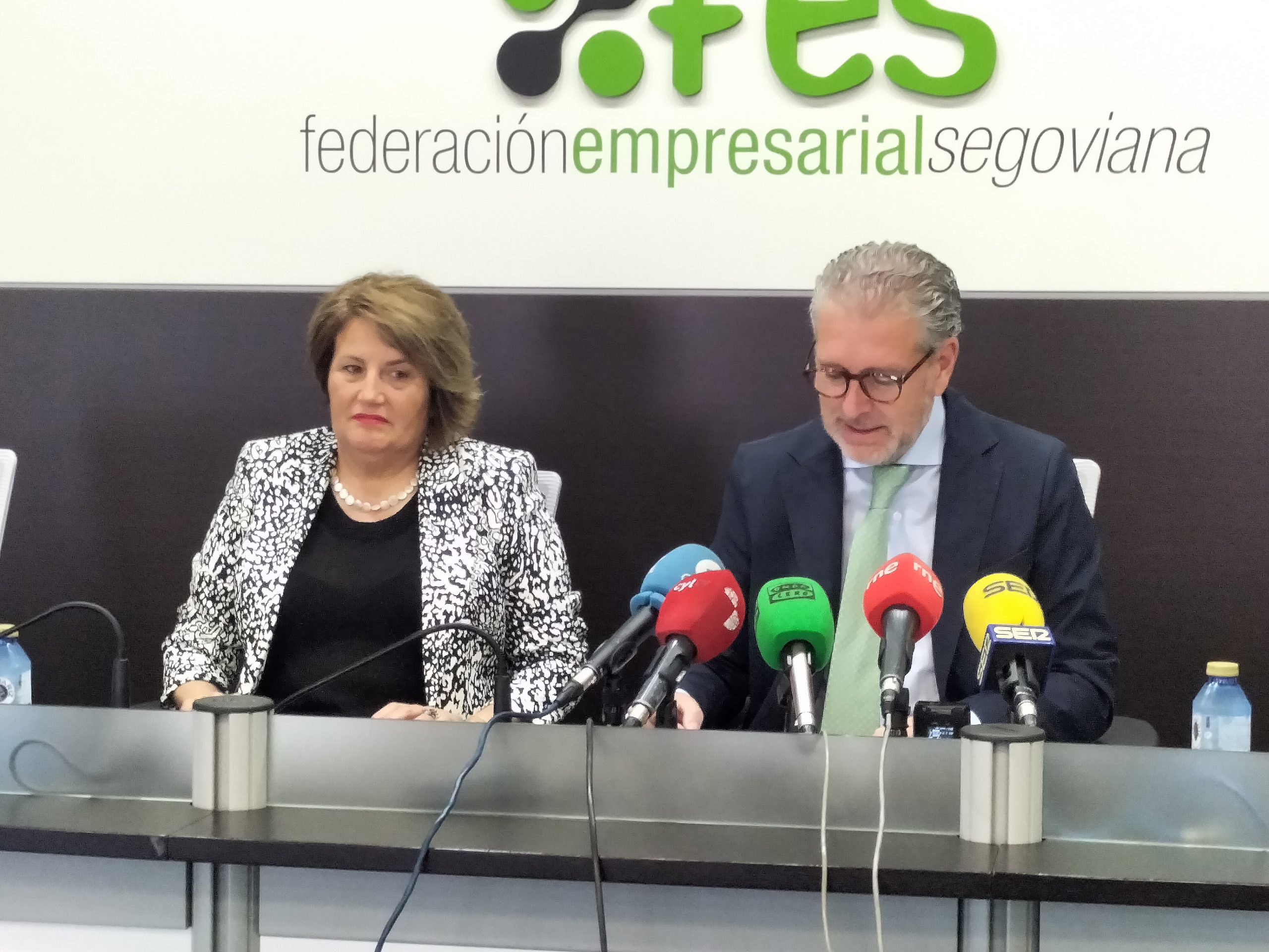 Raquel Conde elegida Empresaria del Año por la FES y su presidente Andrés Ortega. Patricia Martín / ICAL