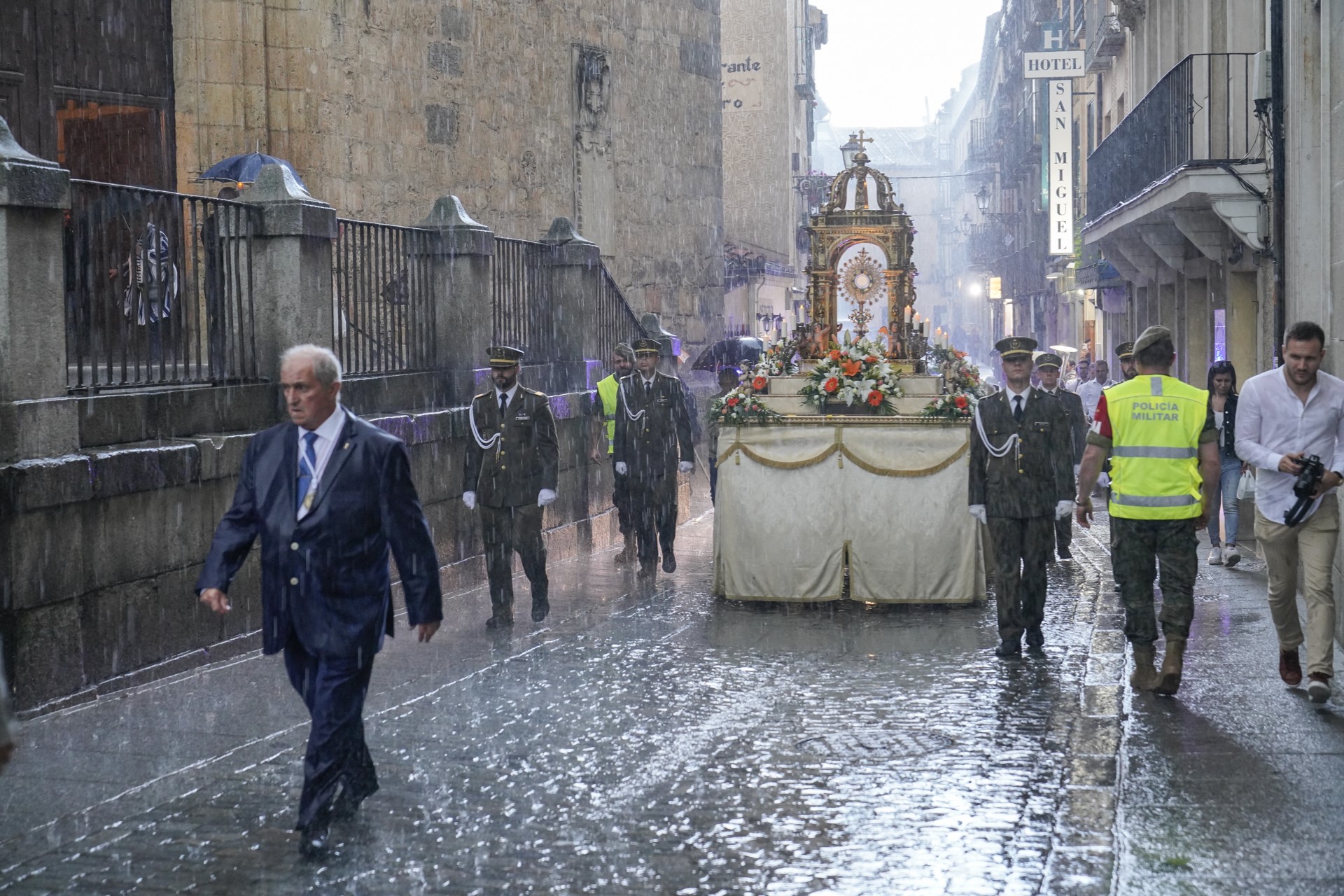 Procesión por parroquia de San Miguel. / MIGUEL ÁNGEL FERNÁNDEZ