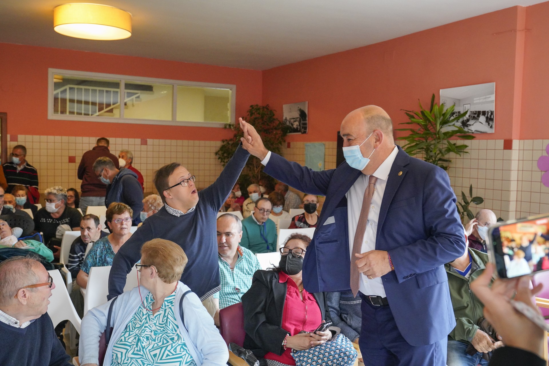 Los residentes del CAPDI 'Los Juncos' reciben la visita del presidente de la Diputación, Miguel Ángel de Vicente. / MIGUEL ÁNGEL FERNÁNDEZ