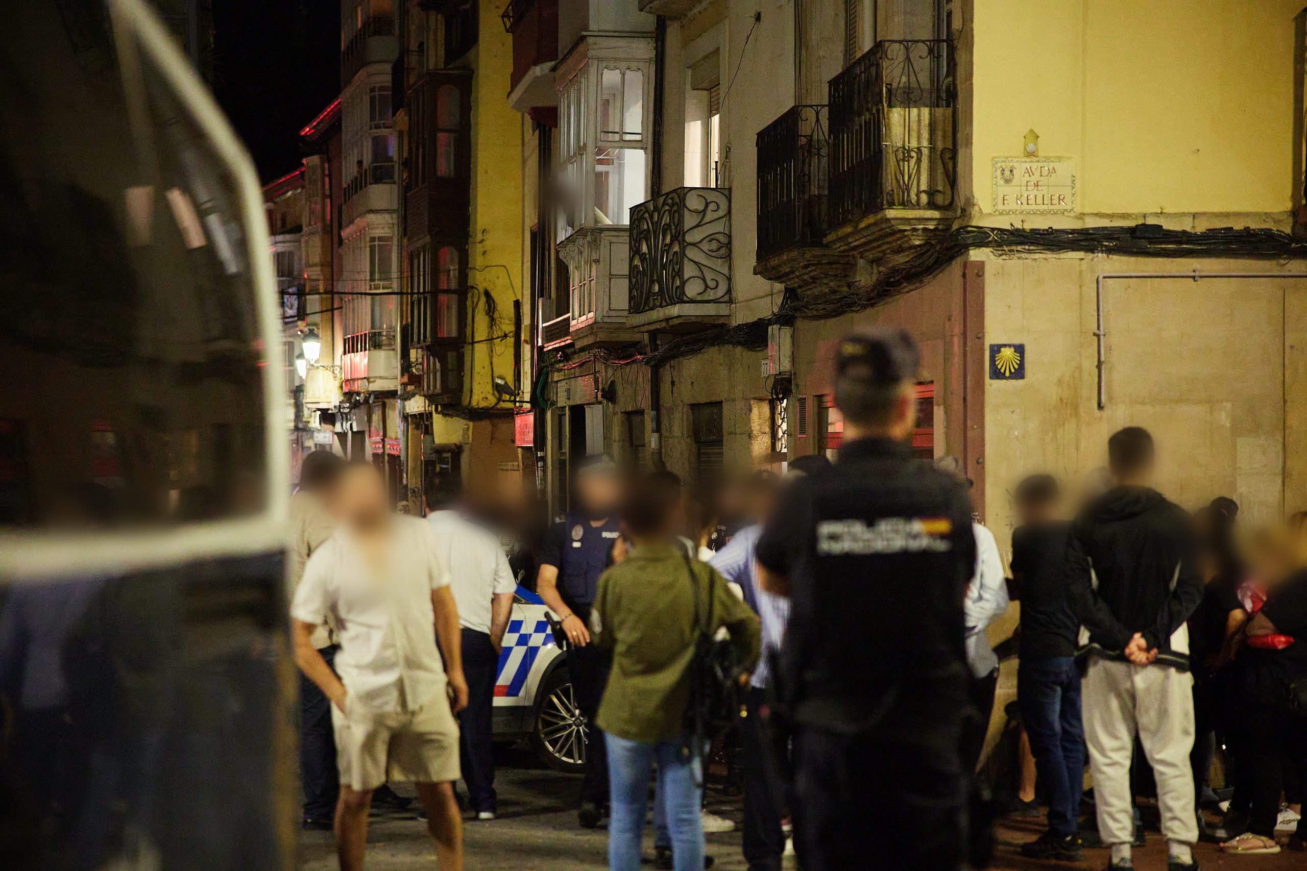 Varias dotaciones de la Policía Nacional mantienen a esta hora la vigilancia sobre una vivienda del casco viejo de Miranda de Ebro (Burgos), donde una familia se encuentra atrincherada después de que esta tarde de martes se produjera un enfrentamiento y un tiroteo entre integrantes de dos clanes, al parecer sin que se hayan registrado heridos. EFE/David Pérez-Cejuela